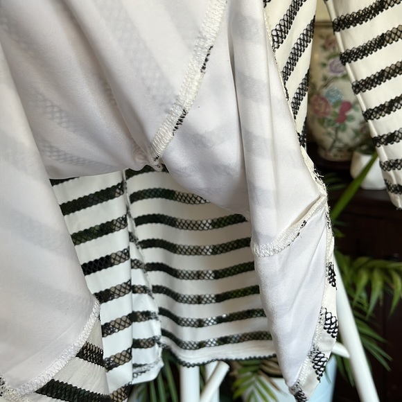 💖🤍🖤Guess White & Black Crochet Stripe Pattern Peplum Top-XS-EUC - Picture 9 of 14